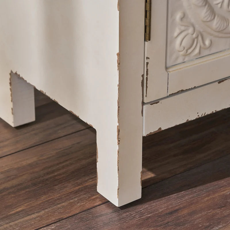 Schrank mit Fliesenfront und Used-Look-Oberfläche
