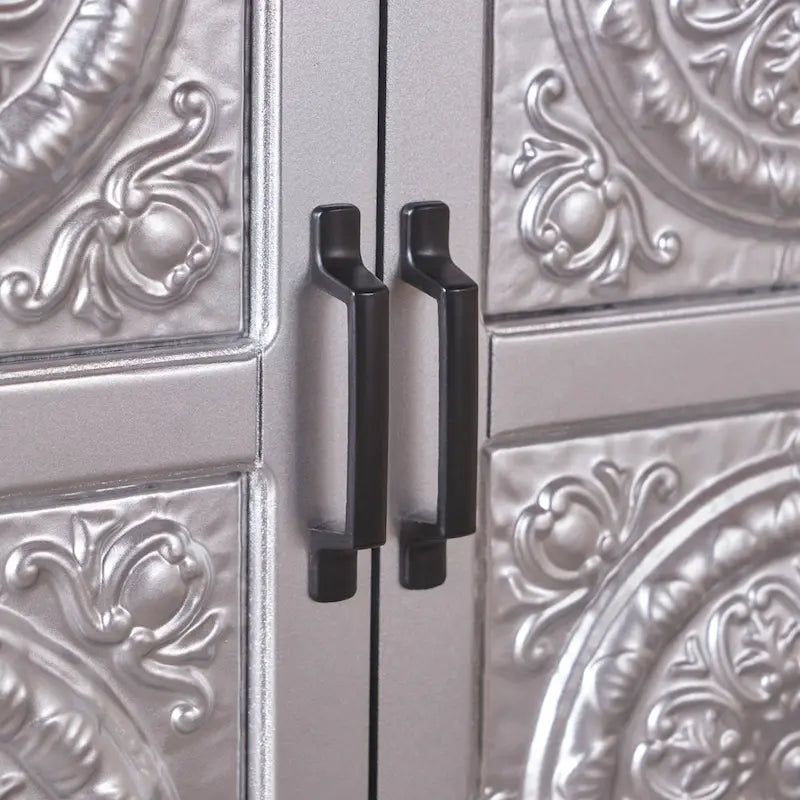 Schrank mit Fliesenfront und Used-Look-Oberfläche