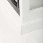 Aparador de madera maciza blanco con molduras negras y vitrinas - 75L x 20.8W x 34.3H